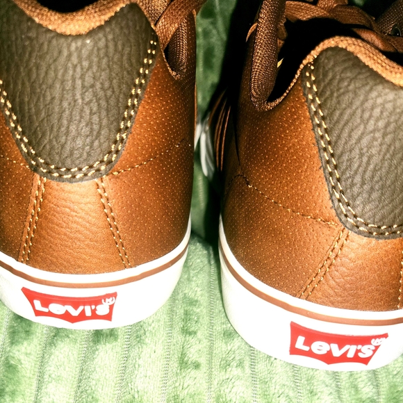 Levi's Men's Brown Sneakers Size 9. - Picture 3 of 15